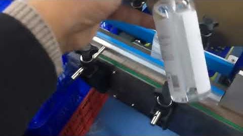 Automatic sanitizer bottle adhesive label labeling machine labeling video