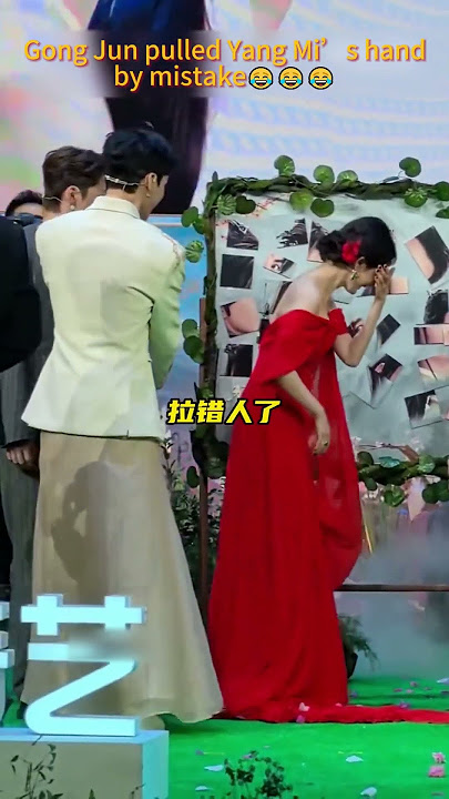 Gong Jun pulled Yang Mi’s hand by mistake | Fox Spirit Matchmaker: Red-Moon Pact | 狐妖小红娘月红篇 | iQIYI