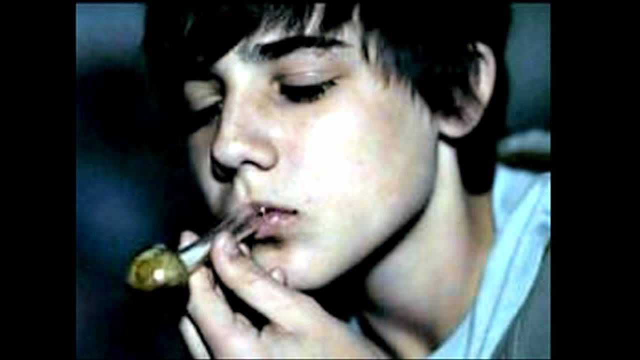 Malia obama smoking. курение. актриса гашиш раджпут. Smoking pakistan women.