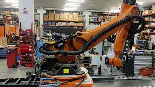 ROBOT KUKA kr210 r2700 c4 su binario in EUROBOTS