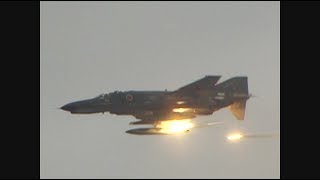 RF-4EJ がフレアをばらまきます！。その前のF-1の対地射爆撃も中々の迫力です！/JASDF 501sq RF-4EJ Phantom2 releasing flares. 【蔵出し動画】