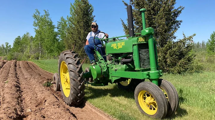 Spring Plow Day 2023! John Deere, IH, Allis Chalmers & Caterpillar Tractors Turning Ground