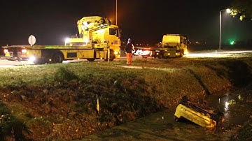 Auto ondersteboven in sloot Almkerk