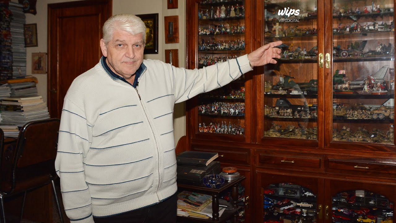 Víctor, el coleccionista bahiense que tiene 8.000 soldaditos y 29.000 estampitas