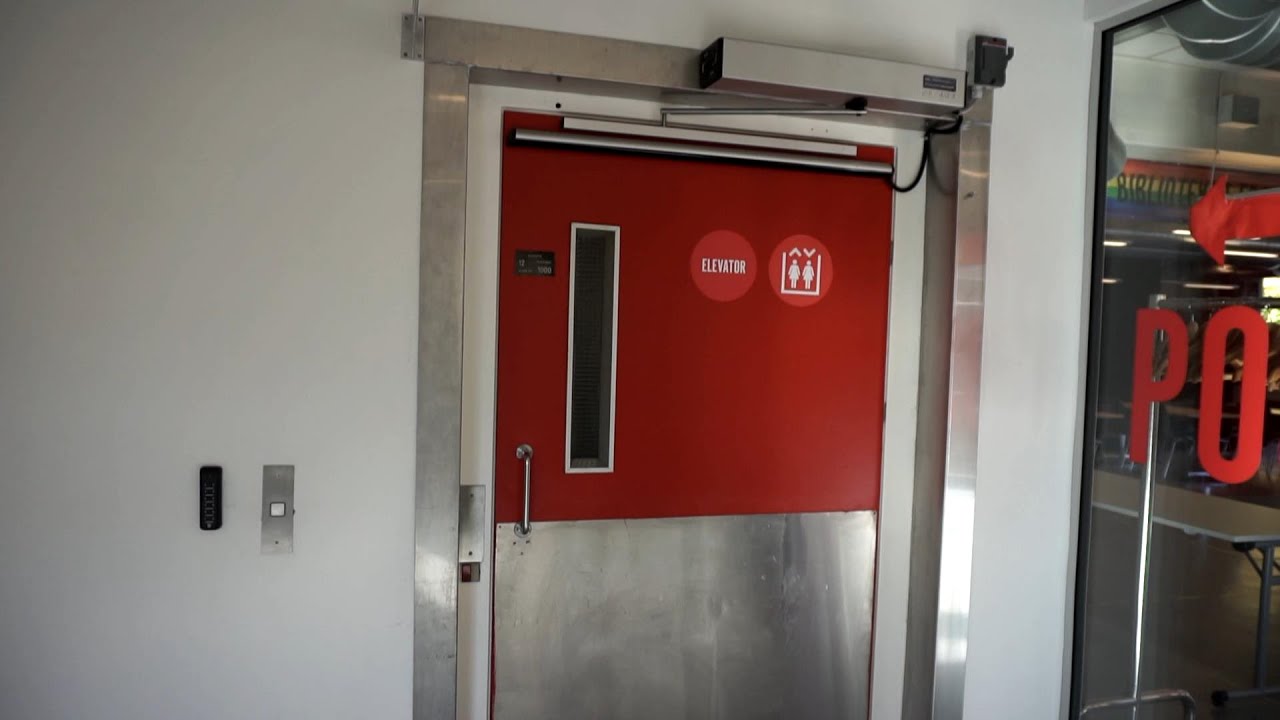 1977 Nielsen-OTIS hydraulic elevator (mod by ThyssenKrupp) @ Banegårdspladsen 7, Ballerup, Denmark