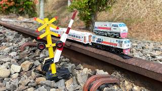 Drama Mencari &amp; Merakit Mainan Kereta Api CC203,CC206,Palang Pintu Serta Gerbong Di Dekat Stasiun