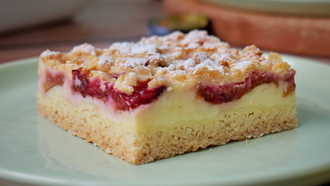 Prhki kolač sa šljivama i pudingom od vanile