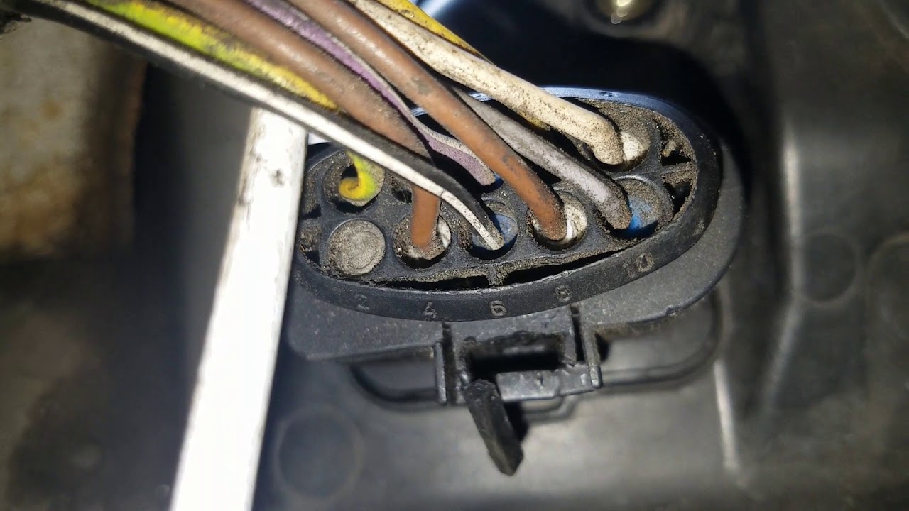 How to remove *broken* headlight connector on a t1n sprinter 20022006