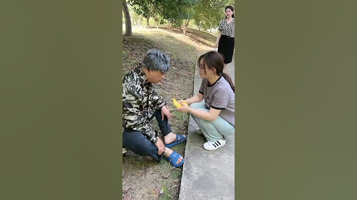 Heartwarming Act of Kindness: A Girl's Selfless Gesture Towards a Hungry Stranger #viral #shorts
