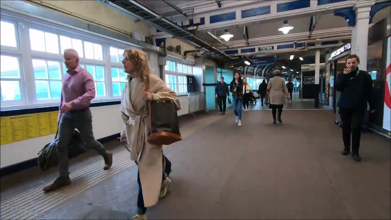 Virtual Tour Of Clapham Junction Train Station - Bridge Across The Platforms - Oct 2019 | kittikoko