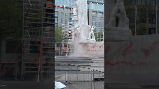 Monument op de Dam beklad met rode verf