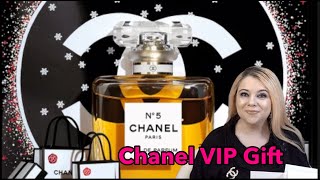 Unboxing my free birthday gift from Chanel beauty ☺️ so small and cute