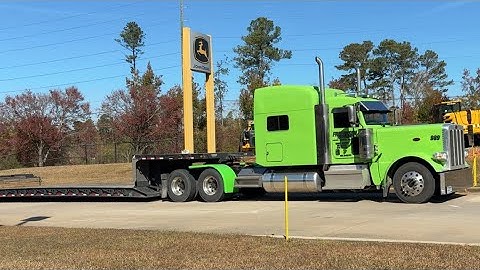 Making things happen! #viral #trending #trucking #heavyequipment #peterbilt #shorts #johndeere 