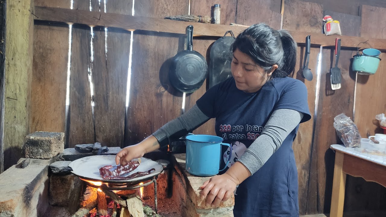 Preparo lentejas en salsa de guajillo, asados en comal de barro y cocidos en cazuela de barro 🌶  ✅