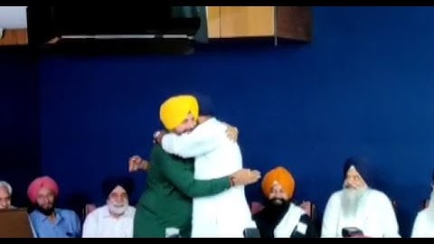Navjot Singh Sidhu and Bikram Manjithia, once at loggerheads, share warm hug at party meeting