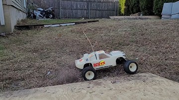 RC10 T3 backyard bash / slowmo