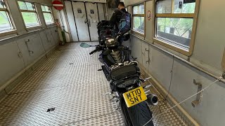 Colocando a moto dentro de um trem