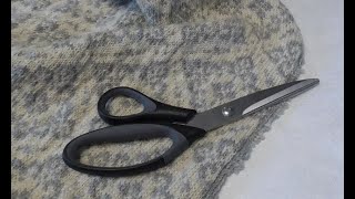 Hvordan sy maskinsøm og klippe opp til halsåpning og knappestolper på strikket jakke.