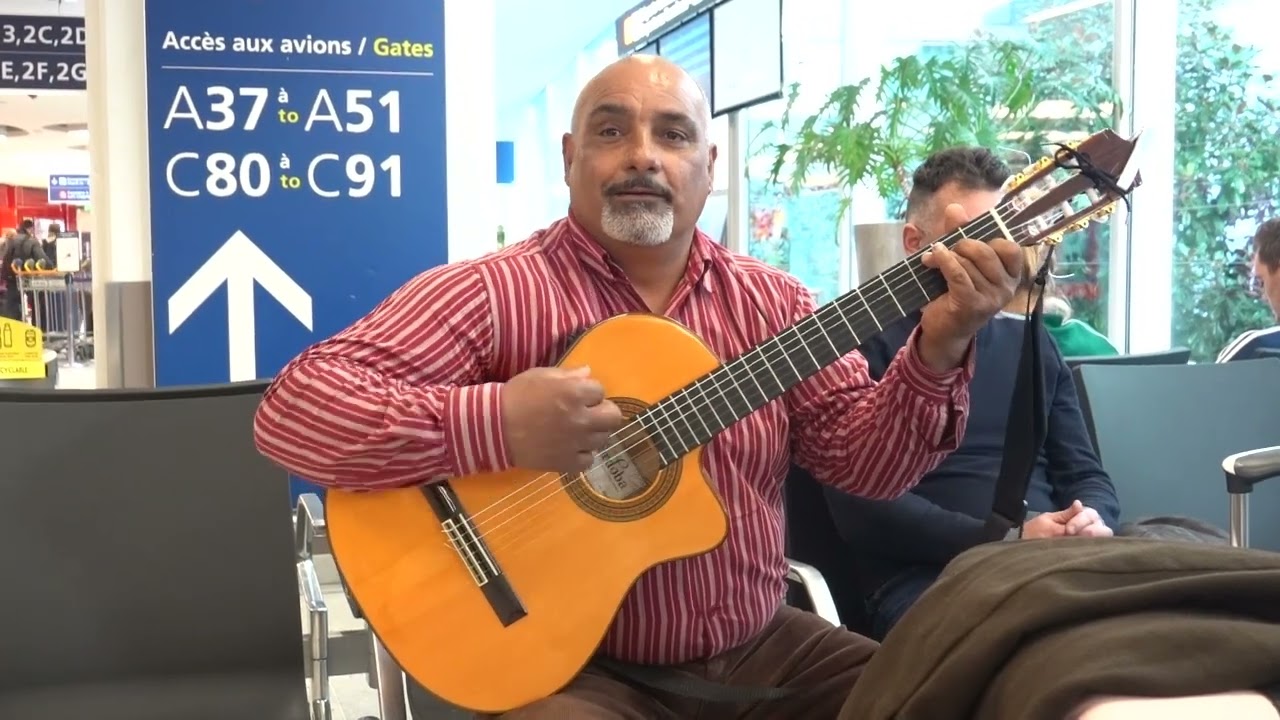 Cantique avec le Pasteur CORACO à l'Aéroport de Paris | 