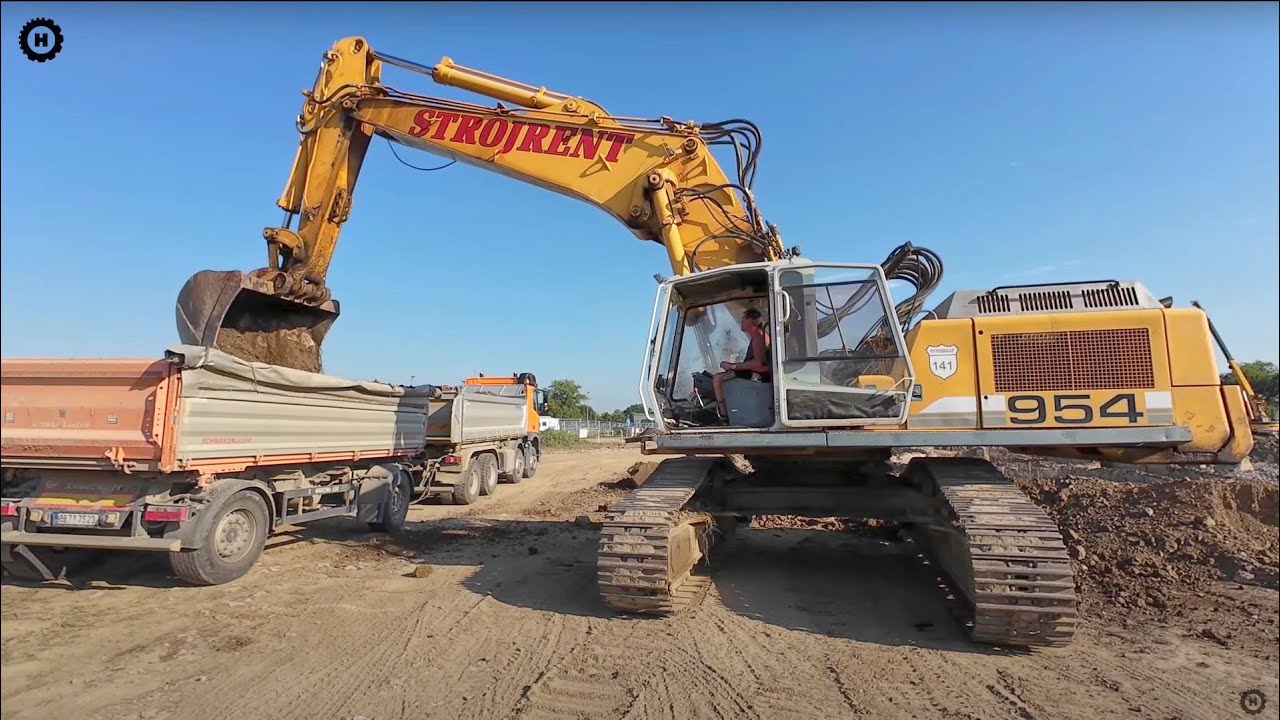 Большие экскаваторы Liebherr и Komatsu роют глубокую строительную яму с бетоном