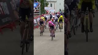 Noemi Rüegg masters a hectic finale to take the first stage of the Vuelta Femenina 🚀