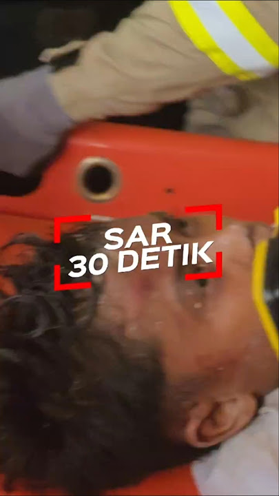 SATU PERSATU SANTRI DISELAMATKAN DARI BAWAH RUNTUHAN BANGUNAN PONPES AL-KHOZINY