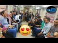 شباب يغنون في المترو الحلوه دي قامت تعجن في الفجرية 