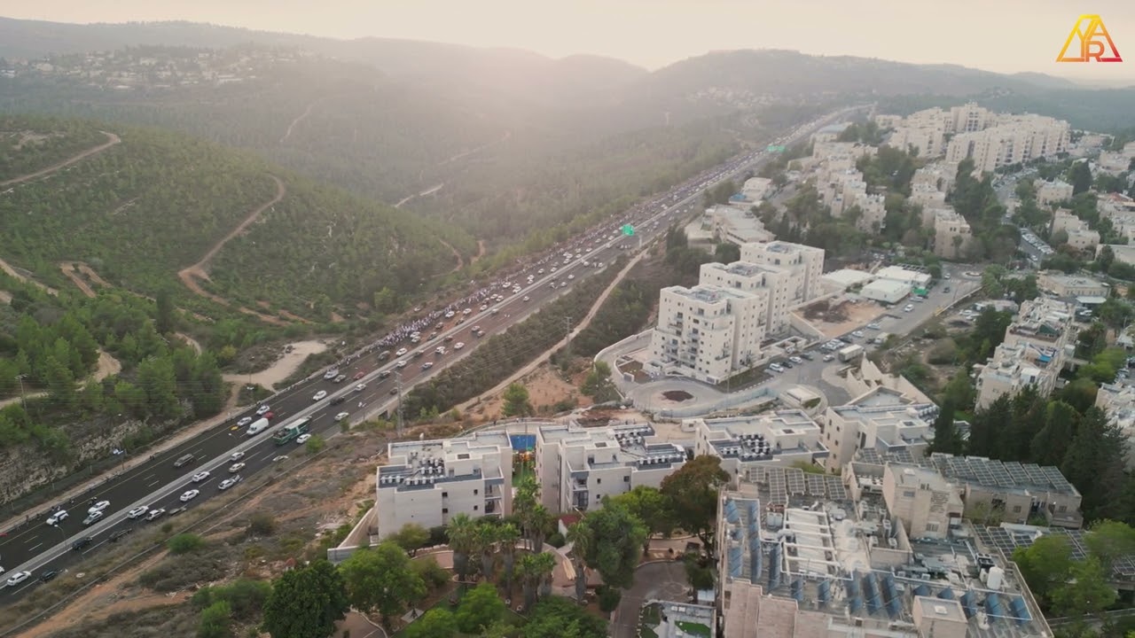 "חרבות ברזל" צעדת משפחות החטופים בכביש 1, במבט מלמעלה.