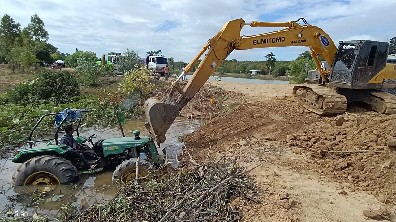 รถแบคโฮซูมิโตโมฟ้าบันดาลกู้ภัยรถแทรกเตอร์จอนเดียร์ตกข้างทาง