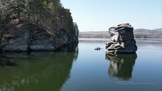 картинка: Озеро Иткуль. Лёд и скалы. Нереальная красота и полное умиротворение.