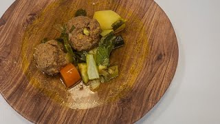 קציצות בקר נימוחות מבושלות עם מגוון ירקות בציר עוף, עשבי תיבול ולימון פרסי. מושלמות לצד אורז לבן