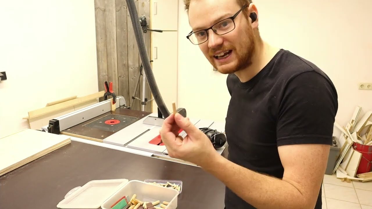 Neue Schreibtische mit viel Platz für Ordner | Dübeln will gelernt sein