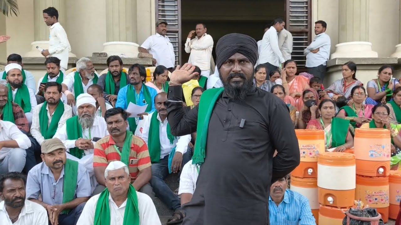 BIJAPUR JILLE ME KHET ME ROAD KO LEKAR KISANON KA AANDOLAN 10-03-2026