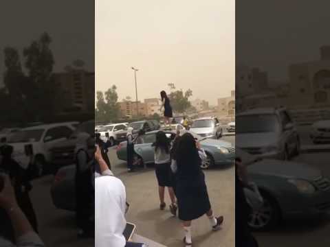 طالبات كويتيات يرقصن بالشارع بعد انتهاء الاختبارات3