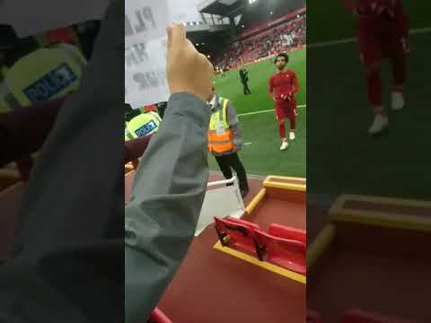 لفتة مفاجئة من محمد صلاح وبكاء حار من طفل إنجليزي بمدرجات ليفربول