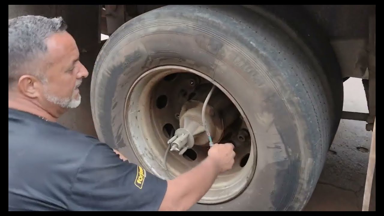 mostrando como se faz para trocar um pneu 275/80/22.5  com rodoar