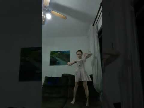 Nina dançando Wandinha