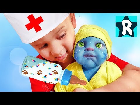Рома играет с куклой Аватар