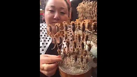 Кушает живых скорпионов!