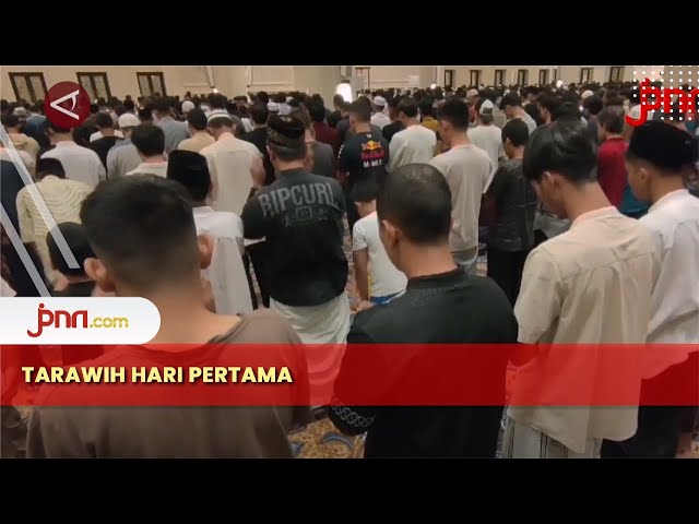 Ribuan Warga Antusias Salat Tarawih di Masjid Raya Sheikh Zayed Solo