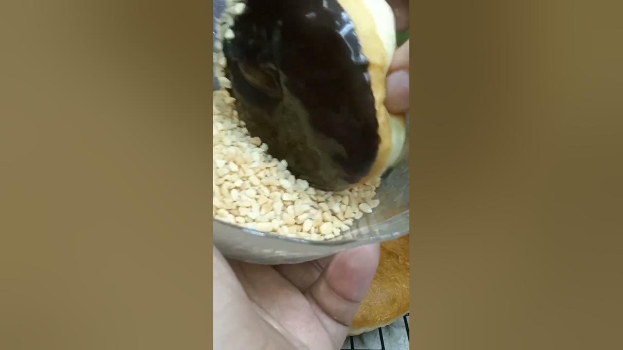 MENGHIAS DONAT TOPPING KACANG