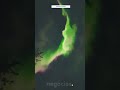 Una aurora coronal danza sobre el cielo nocturno de Manitoba en Canadá y Estados Unidos