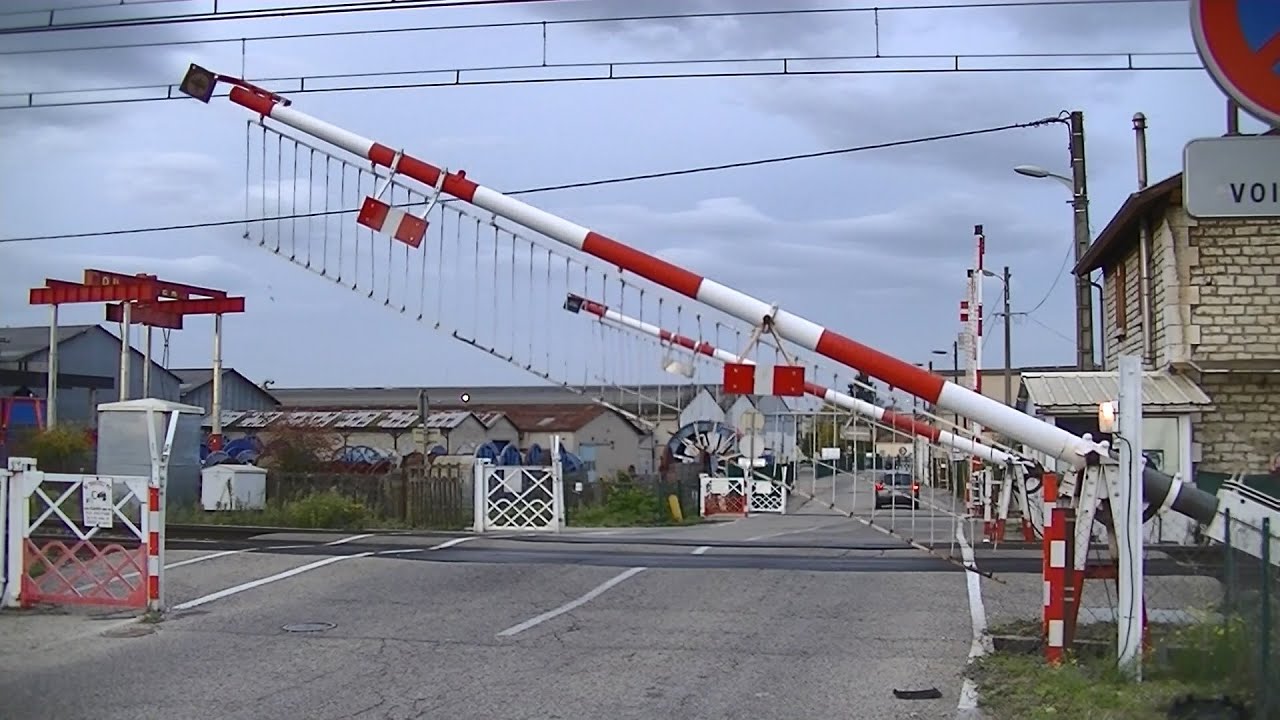 Spoorwegovergang Bourg-en-Bresse (F) // Railroad crossing // Passage à niveau
