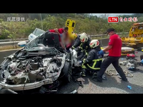 國3北上294K轎車撞工程車成廢鐵 男駕駛疑為軍人重傷送醫(民眾提供)