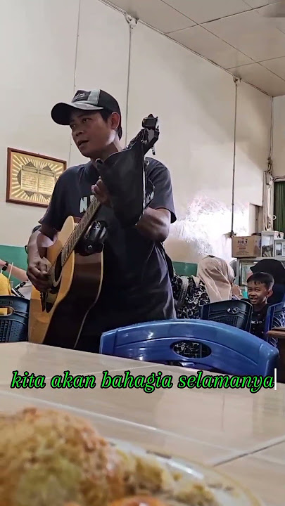 Pengunjungnya kaget setelah mendengar suara Abang pengamen ini #cover #musik #trending #viral #fyp