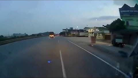 Clip sốc  Tài xế ngủ gật khiến x container phóng như bay cày nát dải phân cách   aFamily