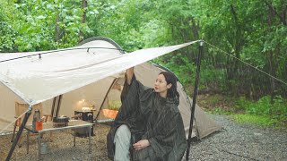 ตั้งแคมป์คนเดียวกลางสายฝนที่ตกลงมาระหว่างต้นไม้ ☔️ ||Camping Vlog｜ASMR