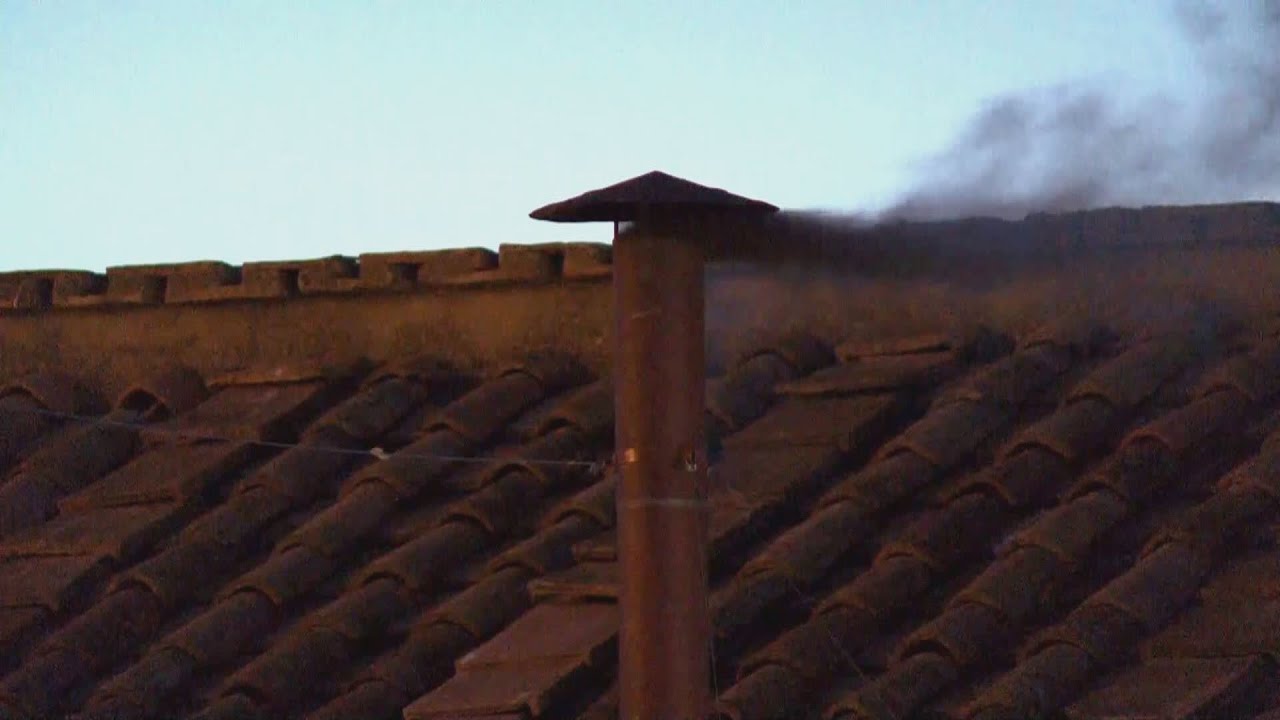 È iniziato il Conclave, fumata nera al termine della prima votazione