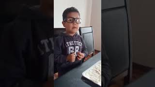 Mateo y la pizarra mágica de harina