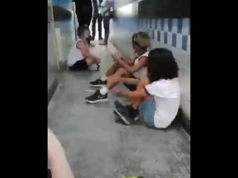 Exato momento em que crianças se protegem no corredor da escola de tiroteio no Rio de Janeiro